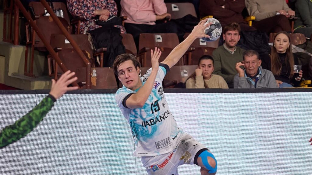 El Ademar sufre, remonta y gana a un Guadalajara que lo puso contra las cuerdas (34-31)