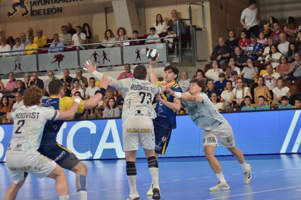 Derrota amarga y despedida con sabor agridulce: el Ademar pierde el derbi y la sexta plaza en el último segundo