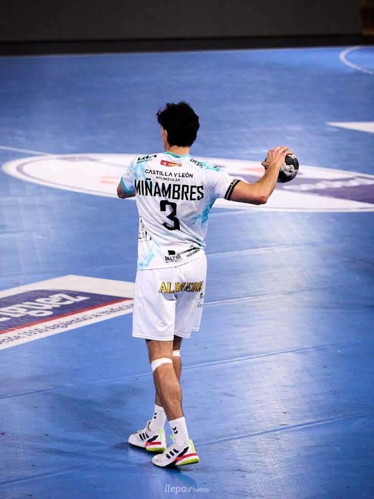 Miñambres salva el honor: el Ademar empata sobre la bocina ante el Logroño (32-32)